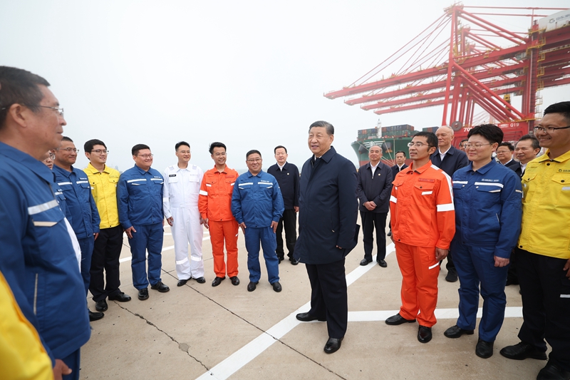 5月22日至24日,中共中央总书记、国家主席、中央军委主席习近平在山东考察。这是22日下午,习近平在日照港亲切慰问港口科技工作者、运营人员、航运人员。