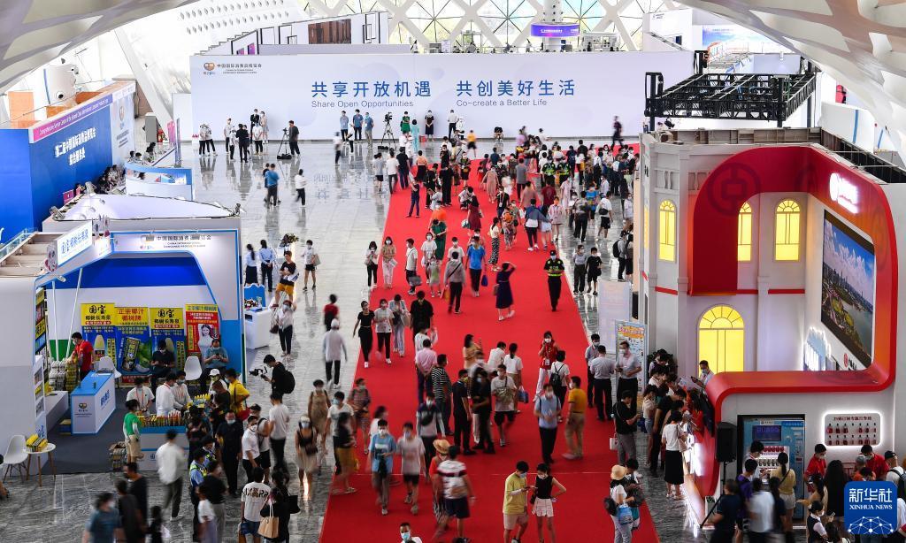 观众在第二届中国国际消费品博览会现场参观(2022年7月29日摄)。