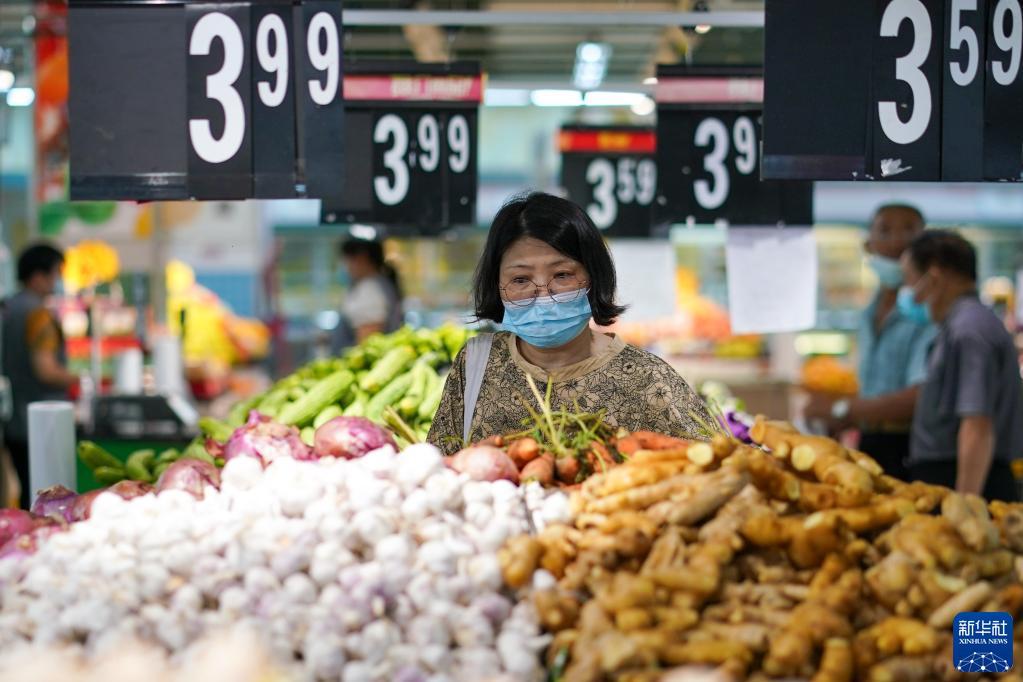 市民在江苏省无锡市经开区华润万家超市购物(2022年7月7日摄)。江苏省无锡市在做好疫情防控的同时,积极制定相关方案,制作城市保供地图,组织大型商超、市场正常运营,全力保供稳价,端稳市民“菜篮子”。