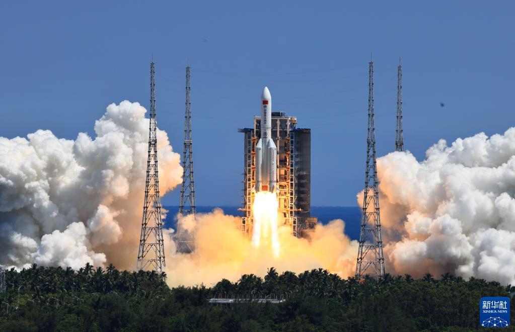 2022年7月24日,搭载问天实验舱的长征五号B遥三运载火箭,在我国文昌航天发射场点火发射。